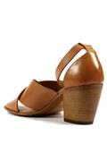 Gru Close Light Brown Leather