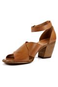Gru Close Light Brown Leather