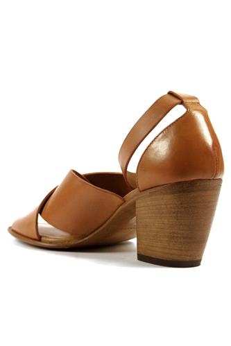 Gru Close Light Brown Leather