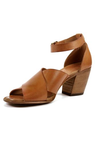 Gru Close Light Brown Leather