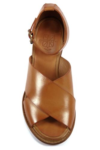 Gru Close Light Brown Leather